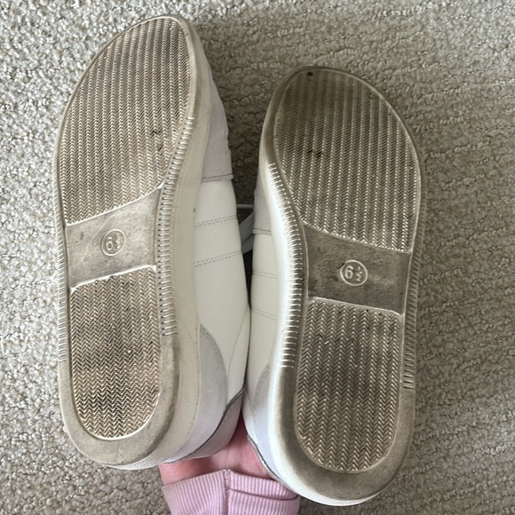 Universal thread sneakers 6.5 women’s - Picture 3 of 3